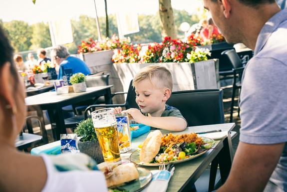 Gezin eet | Vakantiepark Weerterbergen