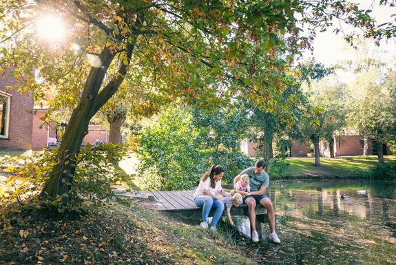 Gezin op steiger | Vakantiepark Weerterbergen