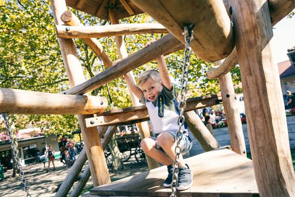 Jongen op speeltoestel | Vakantiepark Weerterbergen